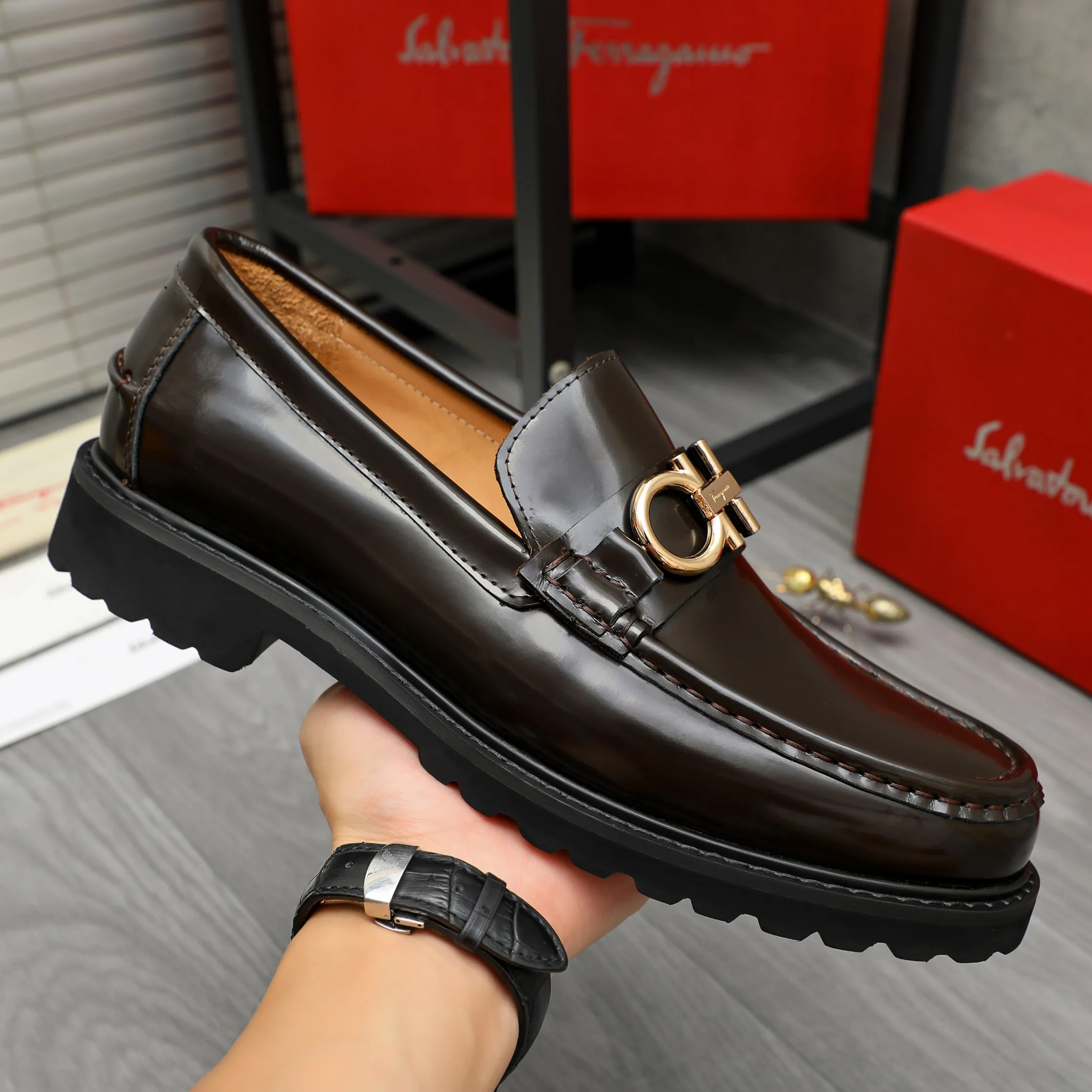 Men's shoes 💰442 Product trademark: Ferragamo "Ferragamo" business formal leather shoes Regular size: 38-46 (45.46 custom-made and non-returnable) Product materials: Selected pearlescent cowhide upper, cowhide lining, non-slip rubber outsole